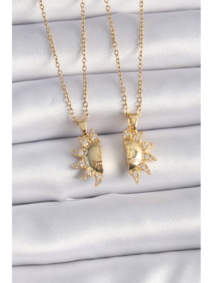 Hayat Store 316L Çelik Gold Renk Zirkon Taşlı Güneş Model Işleme Yazı Detay Arkadaş Kolyesi - Lisinya
