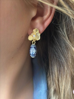 QA Quella Accessories Özel Seri Tasarım Inci Çiçek Seramik Sallantılı 14K Gold Küpe