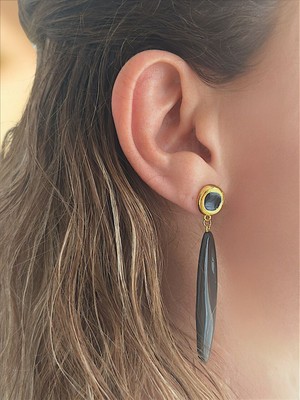 QA Quella Accessories Özel Seri Tasarım Siyah Plaka Sallantılı Gold Küpe