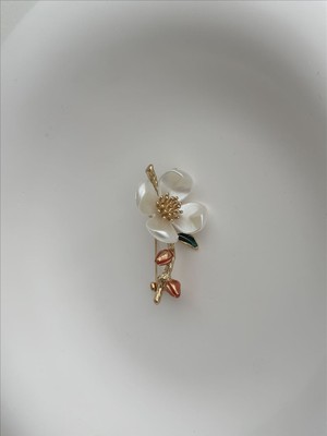 QA Quella Accessories Özel Seri  Beyaz Sedef Dört Yaprak Çiçek Gold Broş