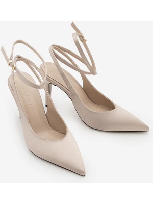 Marjin Kadın Stiletto Sivri Burun Bilekten Bağlamalı Arkası Açık Topuklu Ayakkabı Gisan Bej Saten