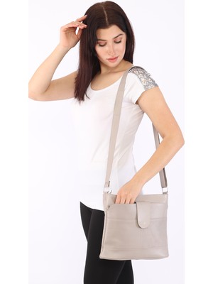 Fubileather Bej Deri Crossbody Postacı Çanta Ergonomik Tasarım ve Şık Görünüm ile Günlük Kullanım İçin