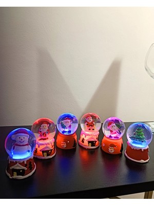 MiraLive 6 Adet Yeni Yıl 2024  Yılbaşı Temalı Mini Boy Işıklı Kar Küresi 6,5 cm