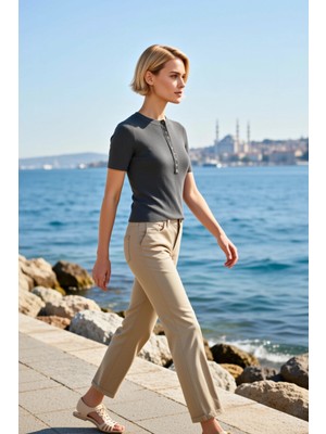 Benerly Kadın Bluz Bisiklet Yaka Kısa Kol Fitilli Triko Çıtçıt Detaylı Fitted Kalıp Düz Desen Ince Dokulu