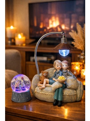 MiraLive 2'li Set Koltukta Aşıklar Figürlü LED Işıklı Biblo - Mini Kar Küresi Işıklı - Sevgiliye Hediye Seti