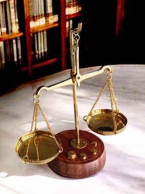 MiraLive Manyetik Kum Saati, Adalet Terazisi ve Ahşap Standlı Işıklı Karahindiba Küre 3’lü Masaüstü Ofis Seti