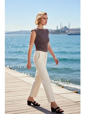 Benerly Kadın Bluz Fitted Düz Desen Kayık Yaka Kolsuz Büzgülü Drape Detaylı Gofre Dokulu Örme Crop