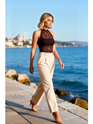 Benerly Kadın Bluz Halter Yaka Kolsuz Dantel Kumaş Örme Şeffaf Fitted Kalıp Yarım Astarlı Regular Boy