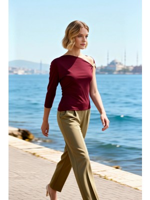 Benerly Kadın Bluz Asimetrik Yaka Tek Truvakar Kol Fitted Kalıp Örme Kumaş Aksesuar Detaylı Düz Desen