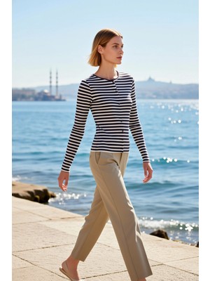Benerly Kadın Örme Bluz Bisiklet Yaka Uzun Kol Regular Kalıp Çizgili Ribana Dokulu Ön Düğme Kapamalı