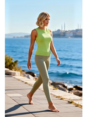 Benerly Kadın Bluz Fitted Vücuda Oturan Bisiklet Yaka Kolsuz Büzgülü Esnek Örme Sandy Dokuma Düz Desen