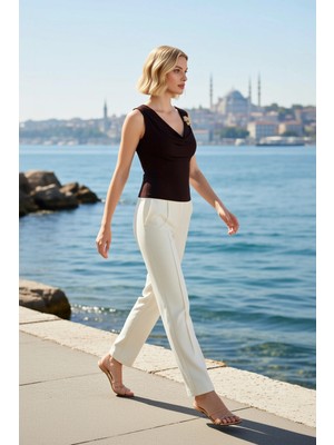 Benerly Kadın Bluz Vücuda Oturan Degaje Yaka Kolsuz Örme Esnek Sandy Dokuma Düz Desen Broş Detaylı Regular