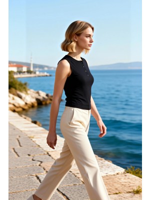 Benerly Kadın Bluz Fitted Crop Bisiklet Yaka Kolsuz Düğmeli Fitilli Örme Kaşkorse Dokulu Esnek Şık