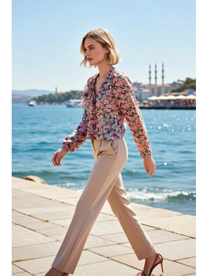 Benerly Kadın Bluz Çiçekli Desen Fırfır Detaylı V Yaka Reglan Uzun Kol Saten Dokuma Kumaş Regular Kalıp