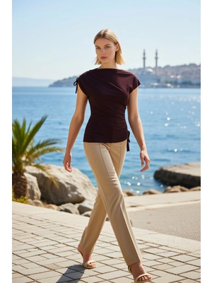 Benerly Kadın Bluz Fitted Dik Yaka Kısa Kol Düşük Omuz Büzgü Detaylı Örme Esnek Kumaş Yan Drape Tasarım