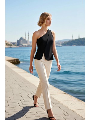 Benerly Kadın Bluz Fitted Asimetrik Yaka Kolsuz Düğmeli Scuba Krep Örme Vücuda Oturan Regular Boy Şık