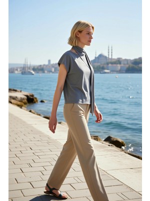 Benerly Kadın Bluz Fitted Vücuda Oturan V Yaka Fular Detaylı Düşük Omuz Kısa Kol Örme Penye Süprem Düz Desen