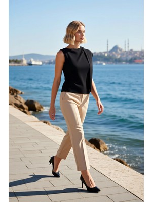 Benerly Kadın Bluz Asimetrik Drapeli Yaka Kolsuz Premium Iplik Triko Regular Kalıp Düz Ince Tek Plaka Dokuma