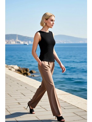 Benerly Kadın Bluz Kayık Yaka Kolsuz Triko Ince Kumaş Taş Detaylı Fitted Kesim Regular Boy Tek Plaka Dokuma