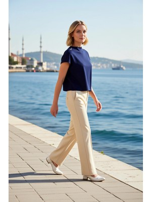 Benerly Kadın Bluz Crop Regular Kalıp Dik Yaka Yarasa Kol Soft Touch Örme Kumaş Aksesuar Detaylı Kısa Boy