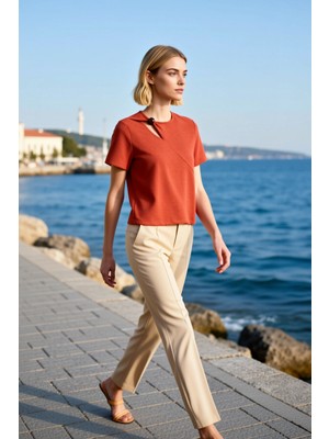 Benerly Kadın Bluz Bisiklet Yaka Kısa Kol Örme Kumaş Regular Kalıp Aksesuar Detaylı Düz Desen Günlük