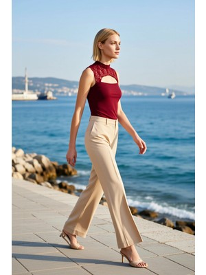 Benerly Kadın Bluz Fitted Dik Yaka Kolsuz Dantel Detaylı Esnek Örme Sandy Dokuma Düz Desen Regular Kalıp