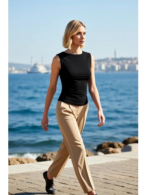 Benerly Kadın Bluz Fitted Kayık Yaka Kolsuz Örme Ribana Kumaş Vücuda Oturan Regular Boy Yazlık