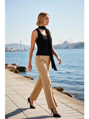 Benerly Kadın Bluz Vücuda Oturan Kalıp Havuz Yaka Kolsuz Buzzy Örme Kumaş Düz Desen Regular Boy Şık