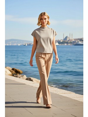 Benerly Kadın Bluz Crop Regular Kalıp Dik Yaka Yarasa Kol Soft Touch Örme Kumaş Aksesuar Detaylı Kısa Boy