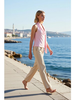 Benerly Kadın Bluz Fitted Kesim Degaje Yaka Kolsuz Örme Ribana Kumaş Düz Desen Vücuda Oturan Regular Boy Üst