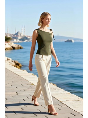 Benerly Kadın Bluz Vücuda Oturan Asimetrik Yaka Kolsuz Bağlama Detaylı Esnek Örme Sandy Dokuma Kumaş