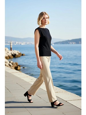 Benerly Kadın Bluz Fitted Kayık Yaka Ay Kol Örme Kumaş Drapeli Vatkalı Esnek Vücuda Oturan Düz Desen Regular