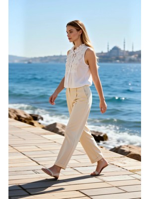 Benerly Kadın Bluz Dokuma Fırfırlı Yaka Bağlama Detaylı Kolsuz Güpür Işlemeli Regular Kalıp Şık