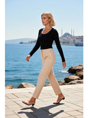 Benerly Kadın Bluz Fitted Crop Havuz Yaka Uzun Kol Fitilli Örme Kaşkorse Dokuma Dantel Detaylı Astarsız