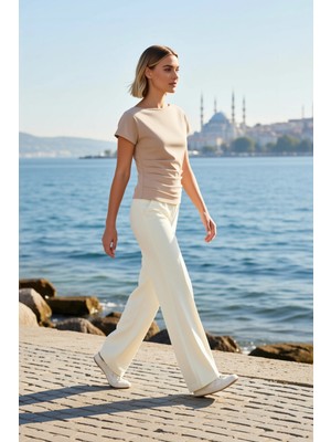 Benerly Kadın Bluz Fitted Vücuda Oturan Kayık Yaka Düşük Kol Kısa Scuba Krep Örme Kumaş Dokulu Regular Boy