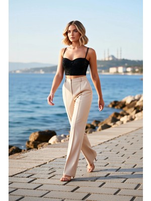 Benerly Kadın Bluz Kalp Yaka Ince Askılı Crop Boy Payet Işlemeli Dokuma Fitted Kalıp Örme Kumaş Yapısı