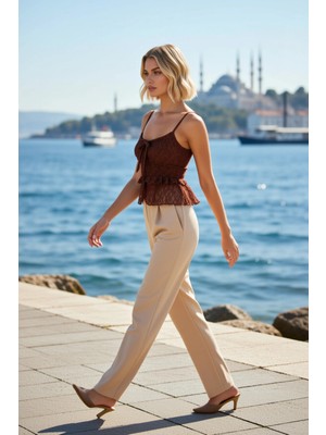 Benerly Kadın Bluz V Yaka Askılı Kolsuz Fitted Dantel Örme Volanlı Fırfırlı Bağlamalı Detaylı Model