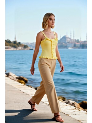 Benerly Kadın Bluz Crop Havuz Yaka Kolsuz Fitted Kesim Ince Triko Düz Desenli Tek Plaka Dokuma Yapısına