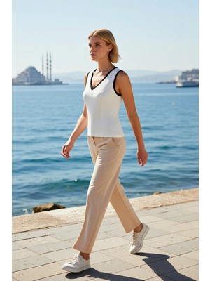 Benerly Kadın Bluz V Yaka Kolsuz Vücuda Oturan Kalıp Scuba Krep Örme Düz Desen Biyeli Astarsız Regular Boy