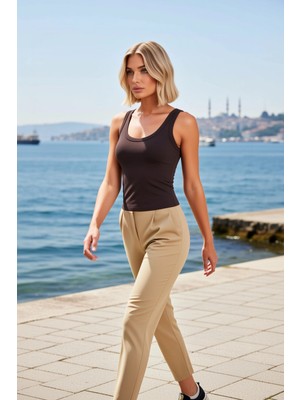 Benerly Kadın Bluz Yuvarlak Yaka Kolsuz Fitted Kalıp Fırçalı Scuba Örme Kumaş Düz Desen Regular Boy