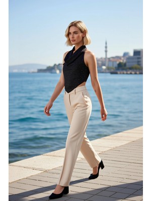 Benerly Kadın Bluz Crop Degaje Yaka Kolsuz Taş Baskılı Saten Dokuma Regular Kalıp Parti Ortamları Şık