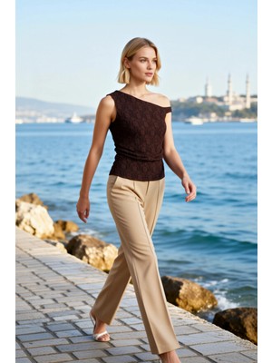 Benerly Kadın Bluz Fitted Vücuda Oturan Asimetrik Yaka Kolsuz Örme Dantel Dokulu Astarlı Düz Desen Regular