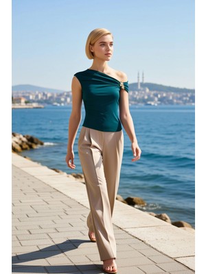 Benerly Kadın Bluz Fitted Vücuda Oturan Asimetrik Yaka Düşük Kol Örme Kumaş Aksesuar Detaylı Düz Desen