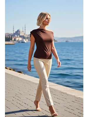 Benerly Kadın Bluz Asimetrik Yaka Kısa Kol Büzgülü Örme Regular Kalıp Düz Desen Kumaş Rahat