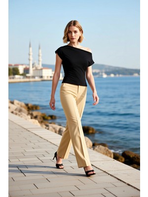 Benerly Kadın Bluz Asimetrik Yaka Düşük Omuz Kısa Kol Fitted Kalıp Örme Kumaş Düz Desenli Kaliteli