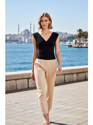 Benerly Kadın Bluz Vücuda Oturan V Yaka Kolsuz Yan Büzgülü Crop Düz Desen Süprem Örme Günlük