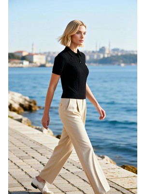 Benerly Kadın Bluz Triko Polo Yaka Kısa Kol Saç Örgü Desenli At Nakışlı Regular Kalıp Tek Plaka Dokuma