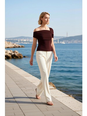 Benerly Kadın Bluz Slim Fit Asimetrik Yaka Tek Kısa Kol Örme Kumaş Büzgülü Drape Detaylı Düz Desen