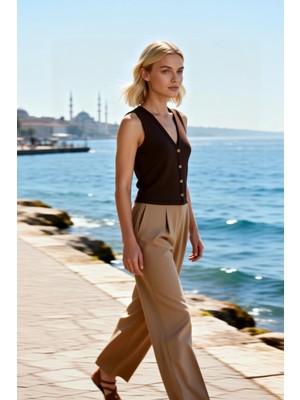 Benerly Kadın Bluz V Yaka Kolsuz Fitted Vücuda Oturan Interlok Örme Önden Düğmeli Crop Düz Desen Şık