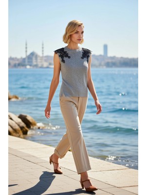 Benerly Kadın Bluz Bisiklet Yaka Kolsuz Fitted Fitilli Örme Dantel Detaylı Regular Boy Esnek Kumaş